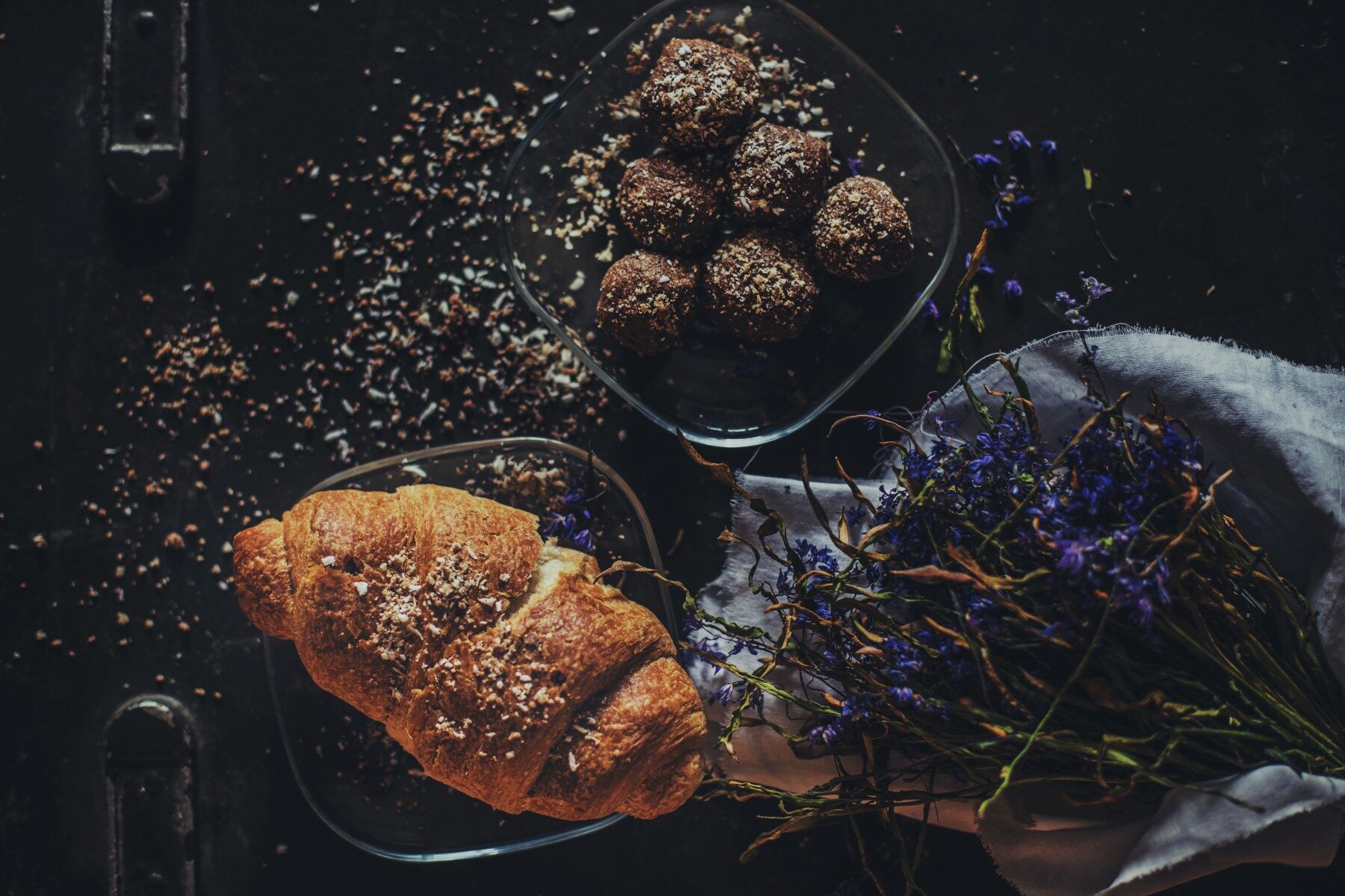 Frisches Brot und Croissants in einer Bäckerei