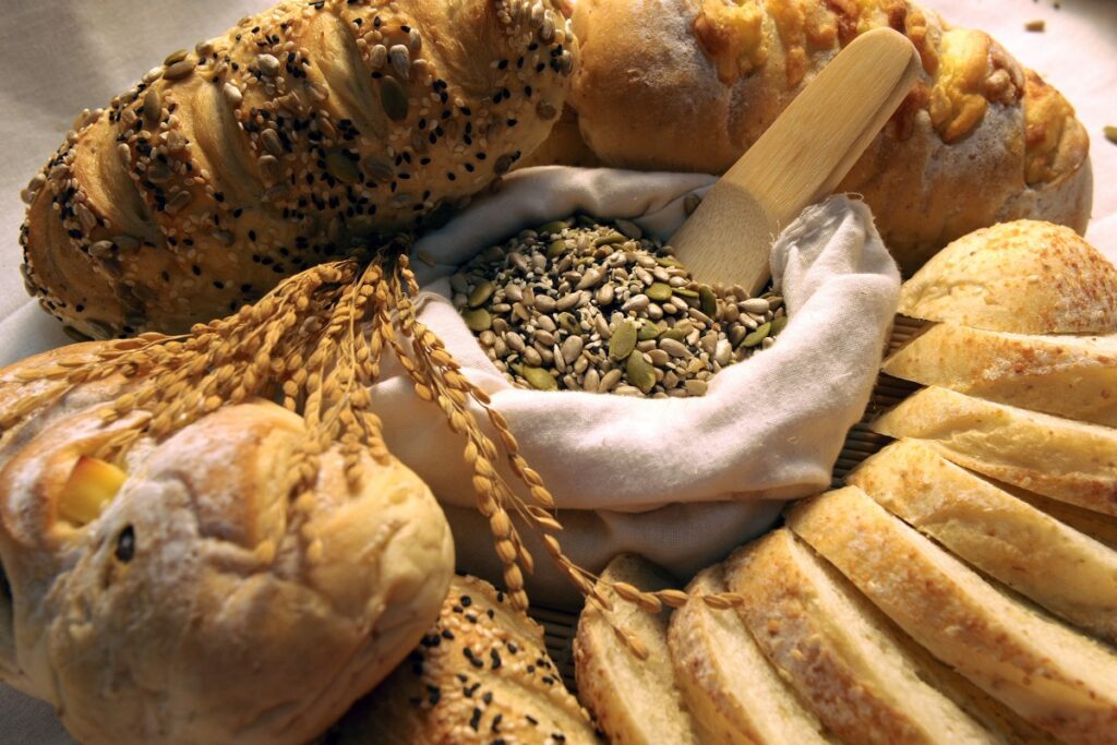 Frische Brötchen und Backwaren auf dem Frühstückstisch