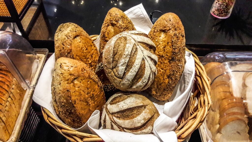 Mitarbeiter des Bäckerboten bei der morgendlichen Lieferung